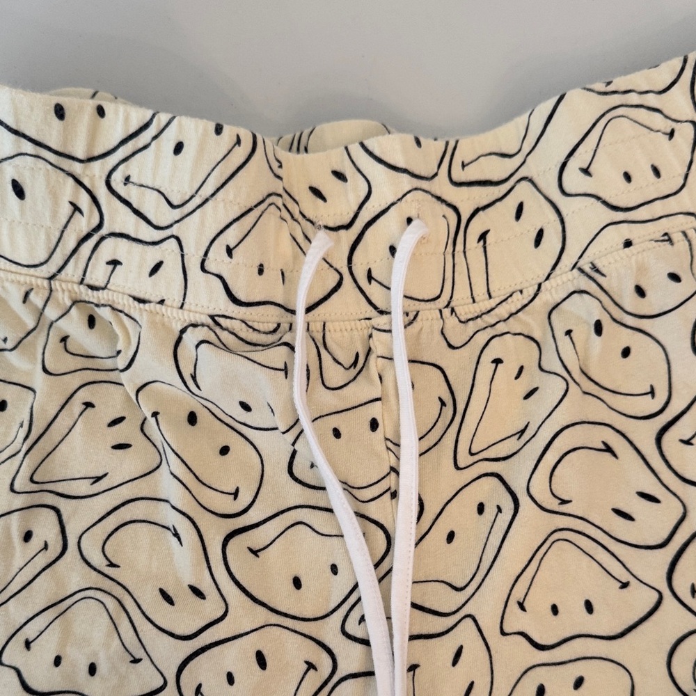 American Eagle Outfitters Cream Smiley Patterned Shorts - Picture 2 of 5